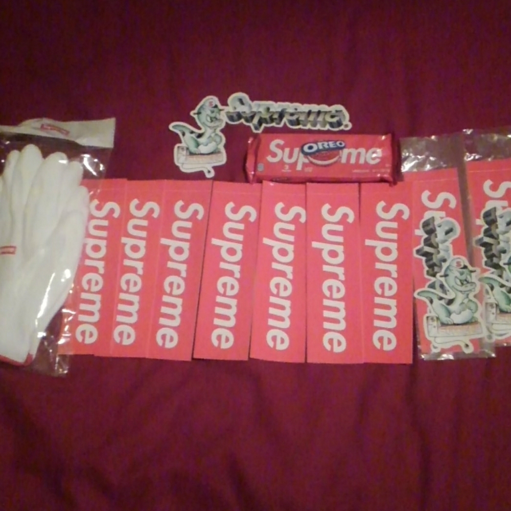 Supreme stickers/accessories pack